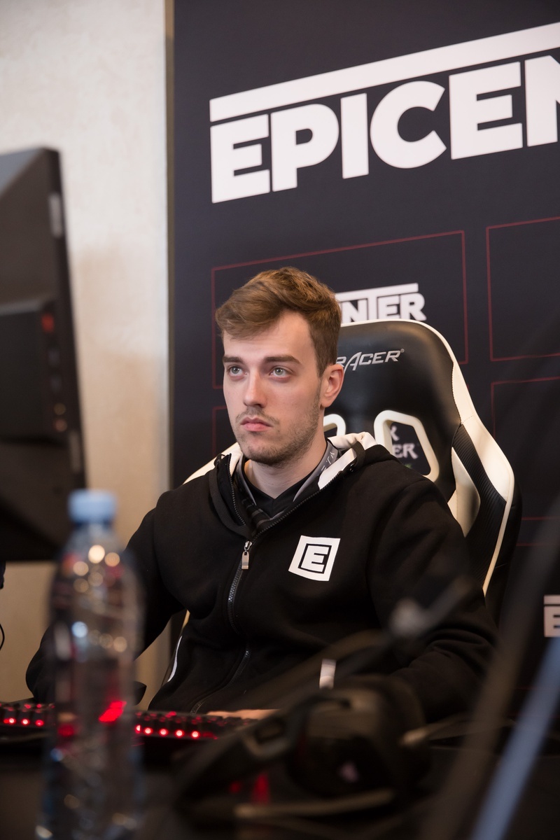 Adrian Trinks -  professional player